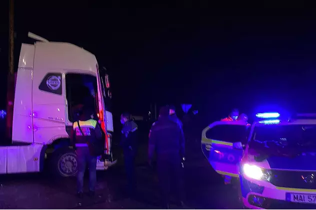 Un șofer care furase un TIR a fost urmărit 70 de kilometri și a fost oprit de polițiștii din Baia Mare cu focuri de armă