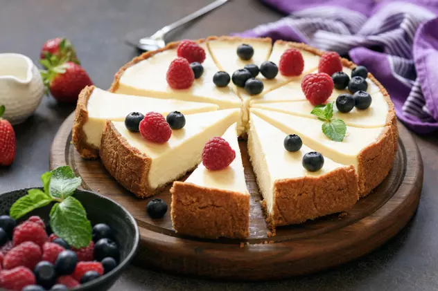 Cheesecake - rețete ușoare pentru prăjitură cu cremă de brânză și cheesecake fără coacere