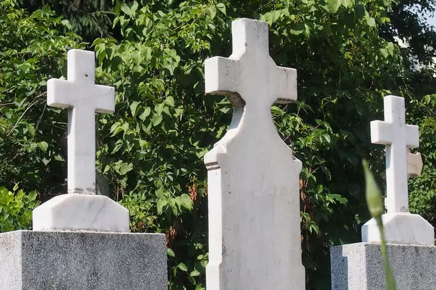 13 morminte, jefuite într-o singură noapte, în Dâmbovița. Hoții au plecat cu bani și bijuterii