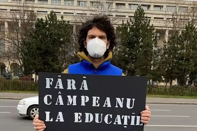 Tudor Chirilă, protest în Piața Victoriei față de numirea lui Sorin Cîmpeanu la Ministerul Educației