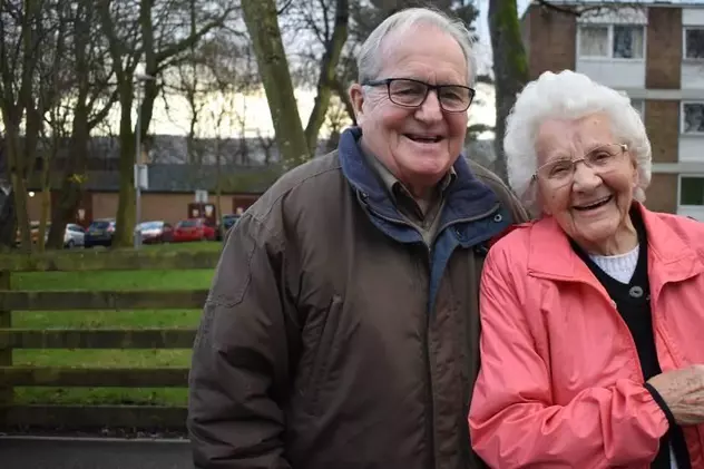 Un cuplu de 90 de ani din Anglia, de mână la vaccinarea anti-Covid