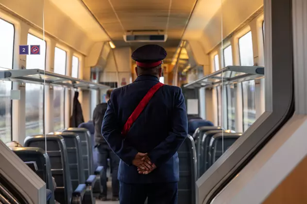 Spre Chicago cu „Săgeata Albastră”. Cum arată călătoria spre Aeroportul Otopeni pe singura cale ferată construită după Revoluție