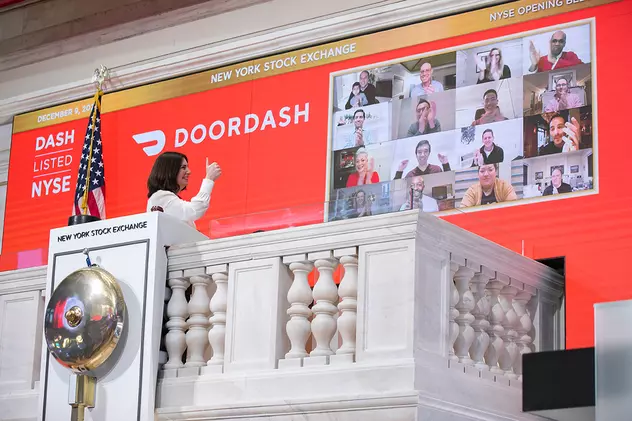 Euforia continuă pe bursele din SUA: Airbnb și DoorDash, evaluate la zeci de miliarde de dolari, deși sunt pe pierdere