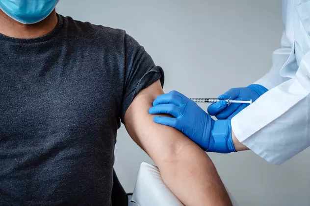 Expert: Efecte secundare la 10-15 % dintre voluntarii care au testat vaccinurile anti-COVID-19 Pfizer și Moderna