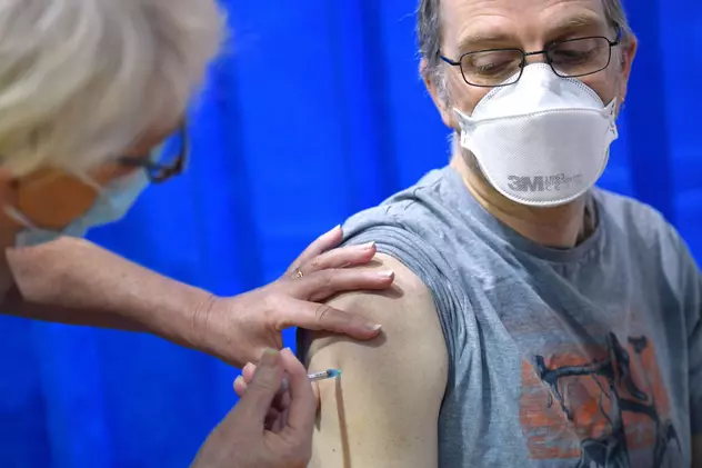 VIDEO Primele doze de vaccin anti-COVID ajung astăzi în România. Programul campaniei de vaccinare