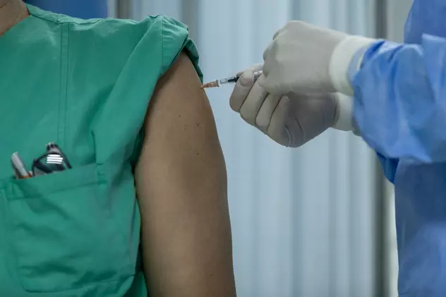 Un cadru medical se vaccinează la Institutul „Matei Balș”. Foto: Vlad Chirea