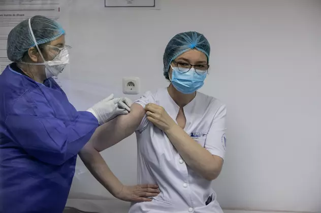 Un cadru medical de la Spitalul „Victor Babeș” din București este vaccinat anti-COVID, în prima zi din campania de imunizare în România. Foto: Vlad Chirea / Libertatea