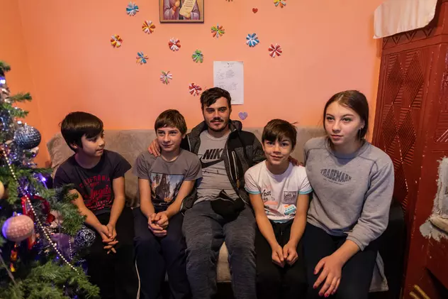 Biserica Ortodoxă Bună. Trei copii abandonați, adăpostiți de un preot, și-au pus o dorință de Crăciun: „Să nu ne mai ia mama alocația!”