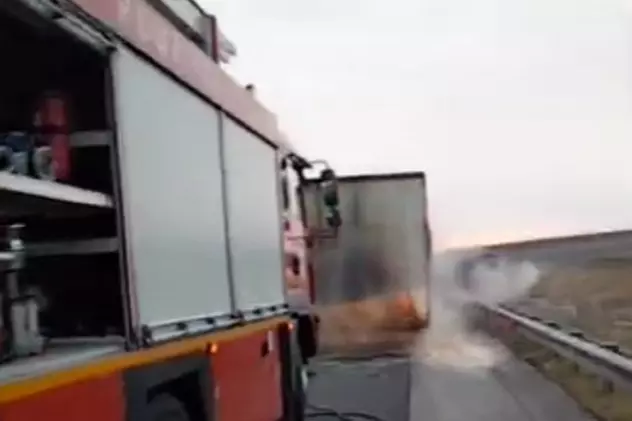 VIDEO | Incendiu puternic pe Autostrada Transilvania. Un camion a luat foc în mers