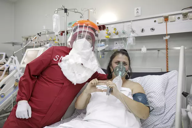 Moș Crăciun, în vizită la bolnavii cu COVID de la Spitalul Marius Nasta. „Trebuie să le ofere un licăr de speranță”