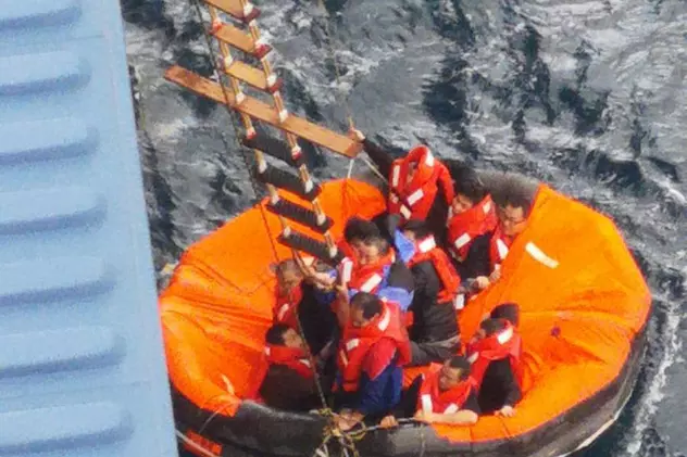 FOTO Navă comandată de un român a salvat 13 naufragiați de pe o ambarcațiune în pericol de scufundare
