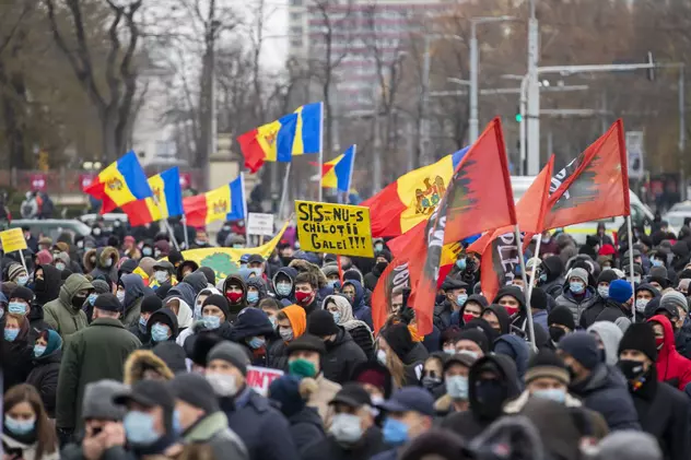 Zeci de mii de oameni au protestat la Chișinău, chemați de Maia Sandu pentru a cere alegeri anticipate