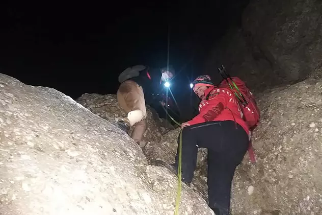 Tineri blocaţi în Bucegi, salvați după o operaţiune de 10 ore. S-au aventurat pe munte echipaţi necorespunzător