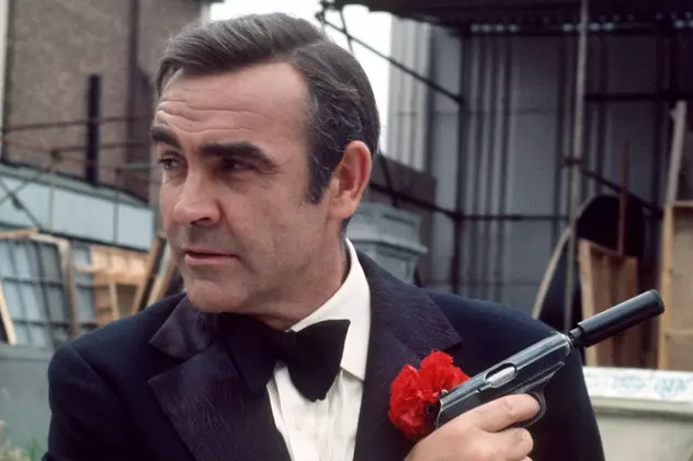 Pistolul folosit de Sean Connery în primul „James Bond”, vândut la licitaţie pentru 256.000 de dolari. Cât a costat casca lui Tom Cruise din „Top Gun”