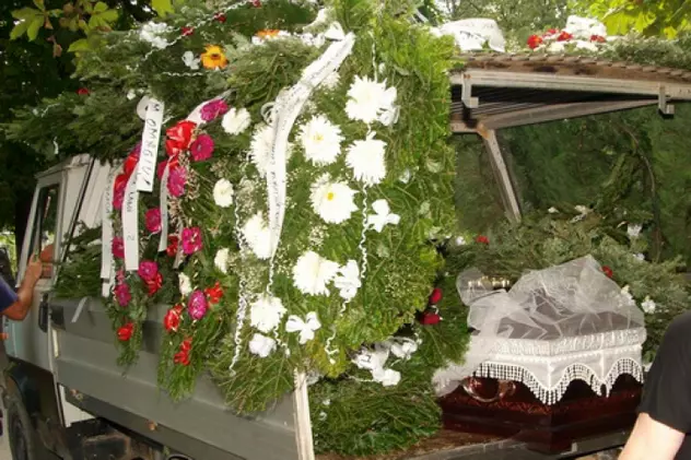 Un preot a întrerupt o înmormântare din Argeș și a sunat la 112, după ce a văzut semne ciudate pe corpul defunctului. Ce s-a întâmplat, de fapt