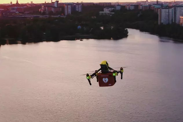 Vodafone și Ericsson au testat livrarea de bunuri esențiale cu ajutorul dronelor conectate la rețeaua de telefonie. Livrarea cu drone peste un lac sau râu