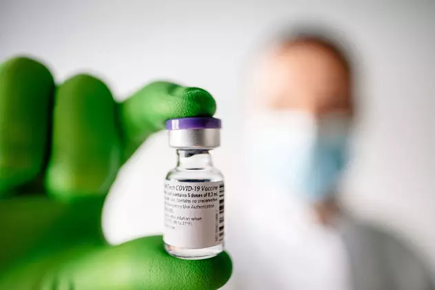 Pfizer și Moderna își testează vaccinurile împotriva noii tulpine de COVID-19