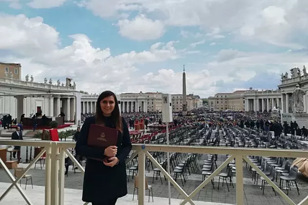 O tânără din Cluj i-a cântat Papei Francisc de mai multe ori. Maria tratează oamenii cu diferite dizabilități prin muzicoterapie