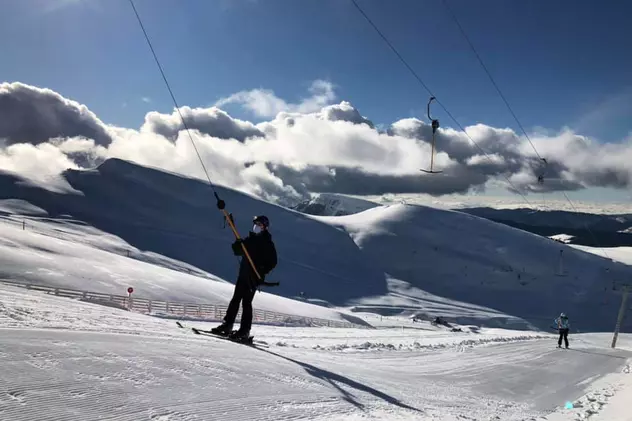 Aglomerație pe pârtiile de schi din Valea Prahovei în prima zi din 2021. 5.000 de oameni au fost la Sinaia