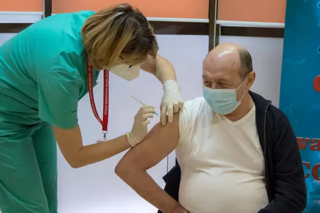 Fostul președinte Traian Băsescu s-a vaccinat anti-Covid la Spitalul Militar. „A fost foarte plăcut”