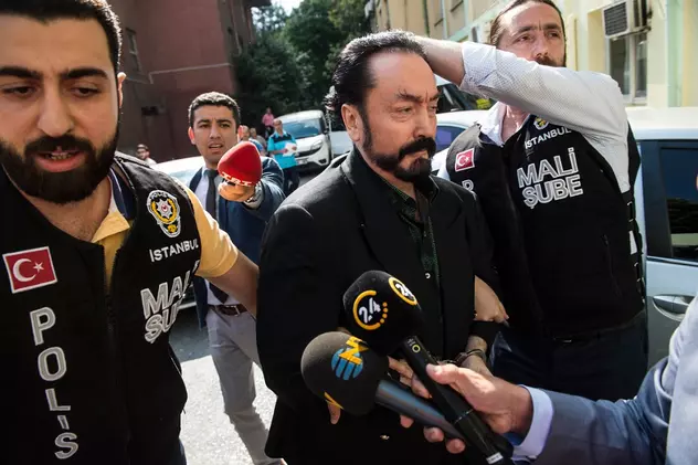Adnan Oktar, liderul unui cult sexual din Turcia, condamnat la peste 1.000 de ani de închisoare