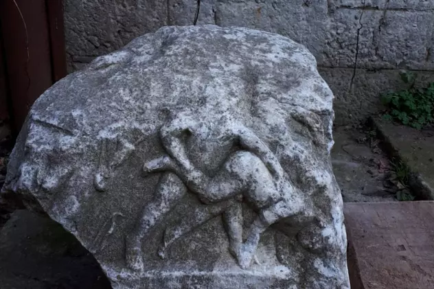 O bucată de sarcofag roman, găsită în curtea unui bărbat din Constanța