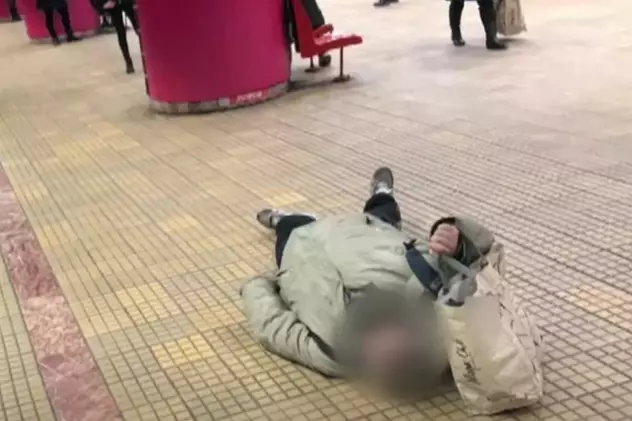 VIDEO | Unui bărbat i s-a făcut rău la metrou. Omul a zăcut minute în șir pe peronul stației Unirea 1