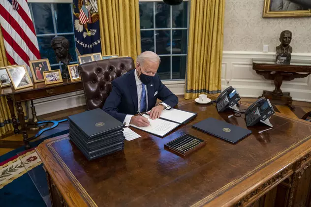Biden a eliminat din Biroul Oval butonul folosit de Trump pentru a comanda Cola fără zahăr. Ce alte schimbări a mai făcut