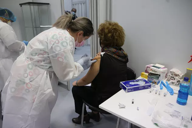 Românii se pot vaccina de luni cu doza a patra de vaccin anti-COVID, la cerere
