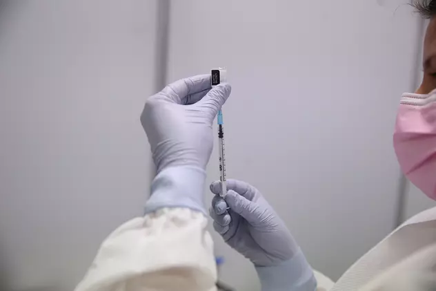 Prima sancțiune a Ministerului Sănătății, după controlul demarat în centrele de vaccinare. 5.000 de lei pentru coordonatorul centrului din Rădăuți