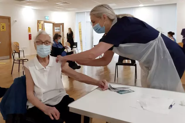 O femeie de 101 ani, supraviețuitoare a gripei spaniole, a fost vaccinată împotriva COVID-19