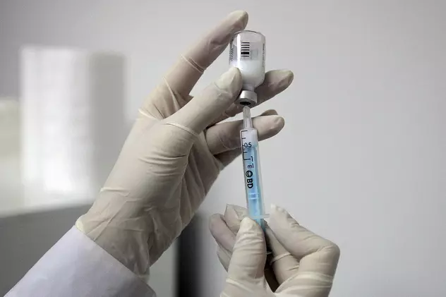 Asistenta acuzată că a compromis 60 de doze de vaccin anti-COVID dă vina pe DSP: ”Eu am făcut cum mi s-o spus”