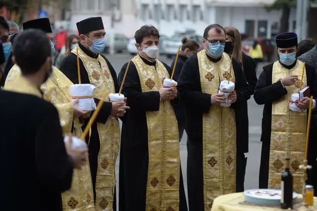 Autorităţile din Botoșani vor cere sprijinul preoţilor pentru a-i convinge pe enoriași să se vaccineze