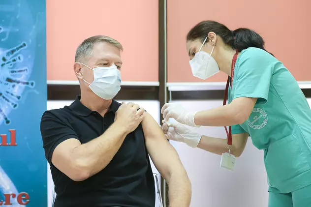 Klaus Iohannis s-a vaccinat anti-COVID la Spitalul Militar din București: "Recomand tuturor vaccinarea"