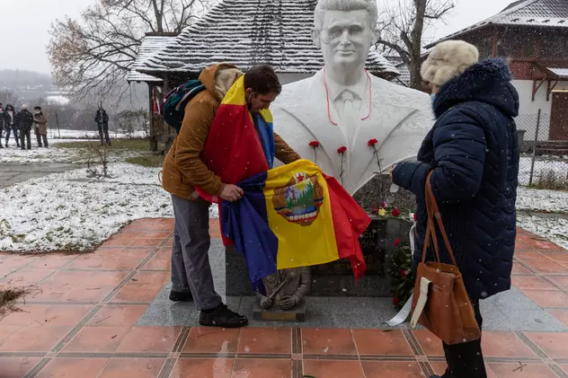 De ziua lui, Nicolae Ceaușescu a fost comemorat de nostalgicii comunismului la casa din orașul natal, Scornicești, jud. Olt. Foto: Vlad Chirea / Libertatea