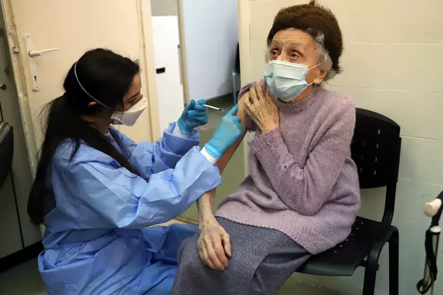 O bătrână de 81 de ani este vaccinată anti-COVID la Institutul Marius Nasta din București. Foto: Dumitru Angelescu / Libertatea
