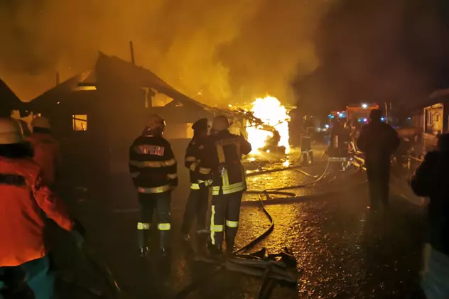 Incendiu violent în comunitatea de romi din Miercurea Ciuc. Oamenii rămași fără case vor fi cazați în săli de sport