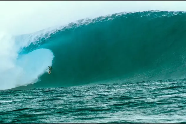 VIDEO | Record mondial în surfing. Un american a învins un val de 30 de metri