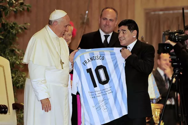 Diego Maradona, omagiat de Papa Francisc: ”Pe teren a fost un poet, un mare campion”. Dorinţa Suveranului Pontif pentru umanitate