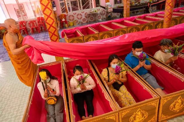 Thailandezii își simulează înmormântarea pentru a scăpa de stresul din pandemie și îmbunătățirea situației financiare