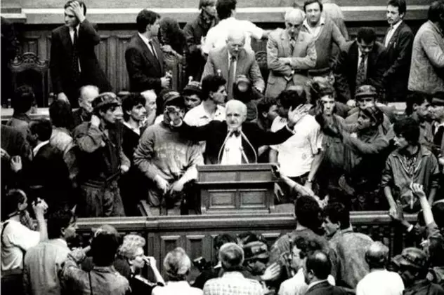 Ion Rațiu la tribuna Parlamentului în timpul mineriadei din 1991 (foto romanianculturalcentre.org.uk)