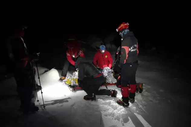 Turistul polonez căzut într-o prăpastie din Munţii Latoriţei, salvat după şapte ore de salvamontiști