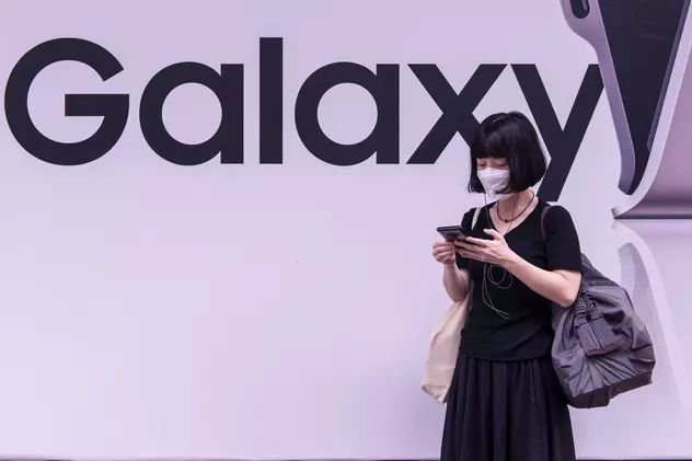 Samsung a folosit un iPhone pentru a promova lansarea noului Galaxy S21. Logo-ul Galaxy și o tânără trecând prin fața lui