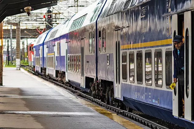 Călătorii unui tren de la Craiova la București au rămas două ore în câmp, după ce locomotiva s-a stricat din cauza caniculei