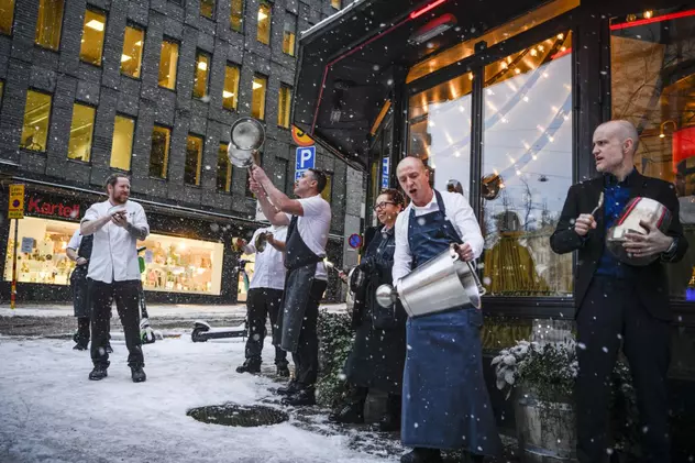 Proprietarii de restaurante protestează în Stockholm față de restricțiile parțiale impuse de autorități FOTO: EPA