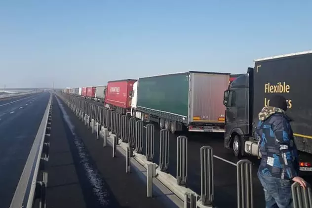 Coadă de TIR-uri de 12 kilometri la Nădlac, la ieșirea din țară: „Am blocat toată autostrada. Degeaba!”