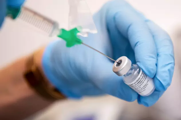 OMS: A doua doză a vaccinului de la Pfizer ar putea întârzia în unele cazuri