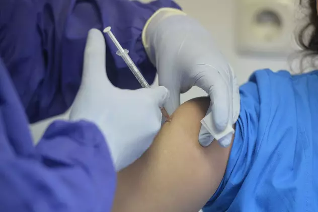 O asistentă medicală a leșinat la o oră după ce s-a vaccinat anti-COVID-19. Șeful spitalului: Nu există o legătură de cauzalitate cu vaccinul