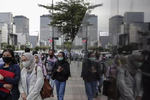 O strategie diferită: Indonezia vaccinează mai întâi forța de muncă și apoi vârstnicii. Motivele din spatele deciziei