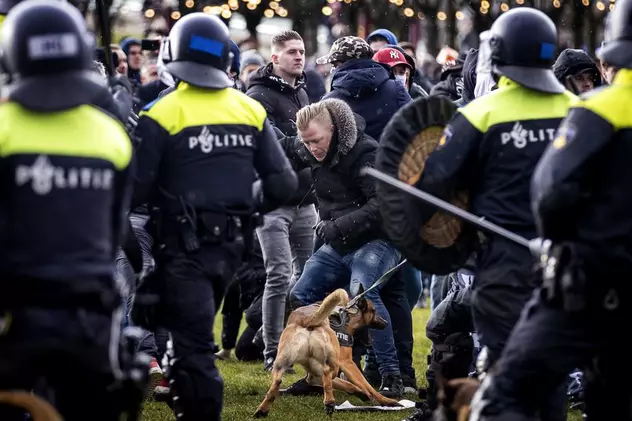 VIDEO | Zeci de arestări în Amsterdam, în urma unui protest anti-lockdown marcat de confruntări cu polițiștii